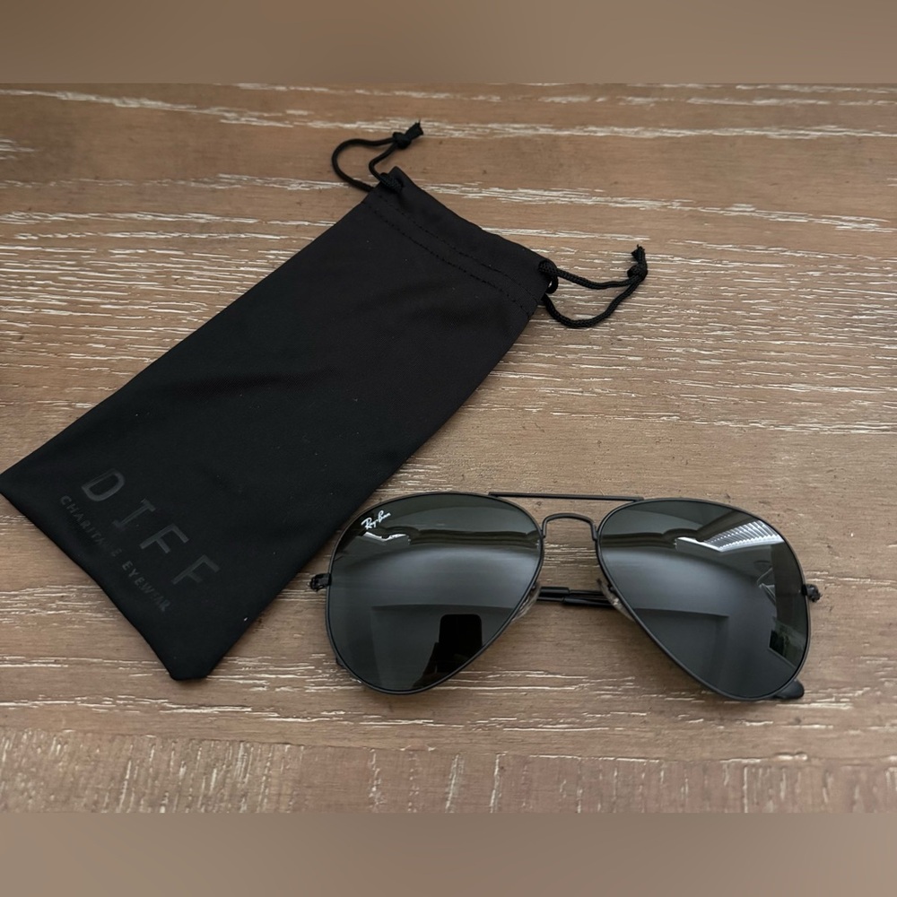 Ray-Ban Black Aviator Sunglasses with Pouch